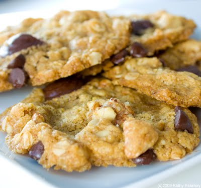 Mint-UfO-chewy-chocolate-chip-oatmeal-cookie-plate