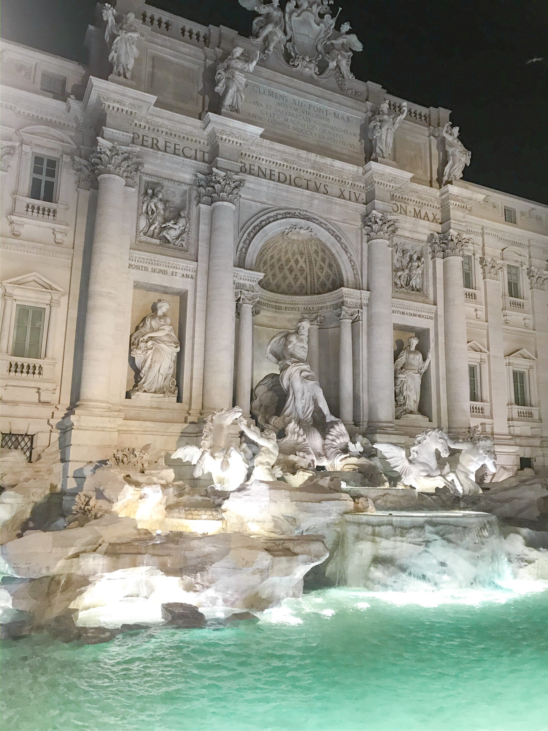 trevi fountain rome - night